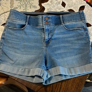 Apt 9 woman’s shorts